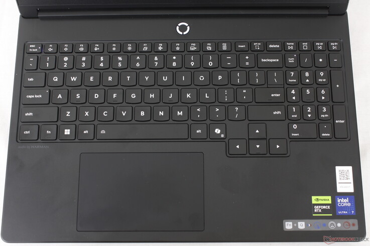 Das Modell verfügt über eine RGB-Beleuchtung und größere Pfeiltasten als das günstigere Modell LOQ Essential.
