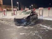 Bei -26 Grad dauert der Supercharger-Ladevorgang mit dem Tesla Model 3 Performance natürlich etwas länger als sonst (Bild: Out of Spec Reviews)