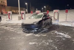 Bei -26 Grad dauert der Supercharger-Ladevorgang mit dem Tesla Model 3 Performance natürlich etwas länger als sonst (Bild: Out of Spec Reviews)