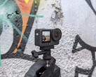DJI Osmo Action 6 vor einer Graffitiwand