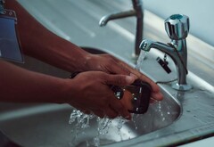 Das CAT S42 ist künftig nicht nur stoß- und wasserfest, sondern auch gegen Bakterien geschützt. (Bild: CAT Phones)