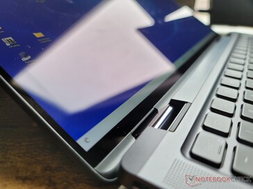 Randloses Gorilla Glas 6. Die Laptopvariante des Latitude 9430 ist auf ein mattes 1.200p-Panel beschränkt.