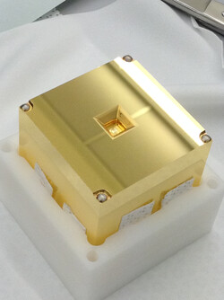 Ein Würfel aus Gold und Platin macht Gravitationswellen sichtbar. (Quelle: ESA)