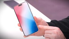 Unbox Therapy hat sich ein besonders schickes Apple iPhone 15 Pro Max Dummy besorgt und nennt es iPhone 15 Ultra.