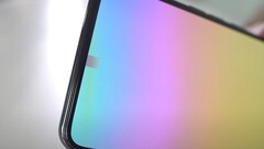Auch die Anfang 2022 erscheinende Samsung Galaxy S22-Serie dürfte wegen des Mosaik-Effekts noch keine Under-Display-Kamera bieten. (Bild: Axon 20, Unbox Therapy)