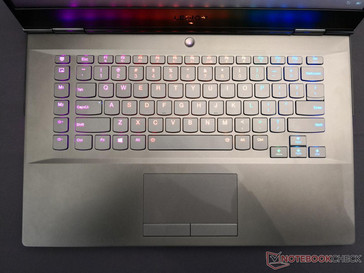Einzeltasten-RGB-Hintergrundbeleuchtung und dedizierte Makro-Keys hat nur das Y730