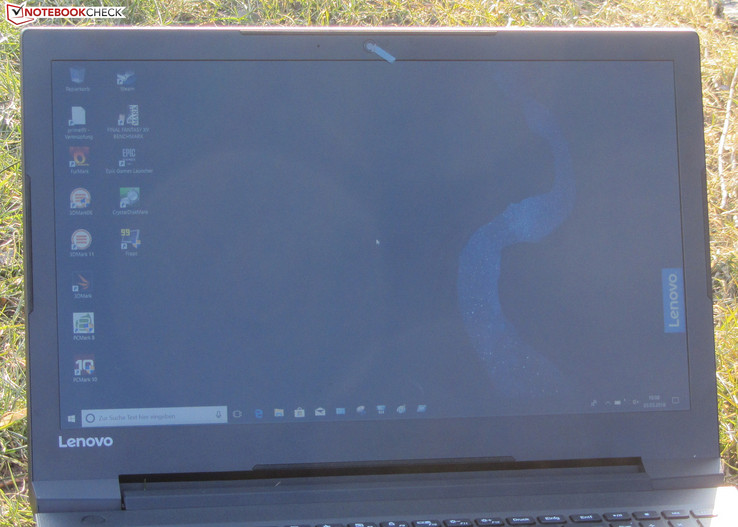 Das V110-15IKB im Freien (fotografiert bei strahlendem Sonnenschein; die Sonne befindet sich hinter dem Bildschirm).