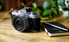 Nach der abgebildeten Nikon Z fc soll bald eine Vollformat-Kamera mit Retro-Design folgen. (Bild: Nikon)