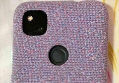 Googles Budget-Pixel namens Pixel 4a ist hier in einer Stoff-Hülle zu sehen.