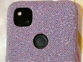 Googles Budget-Pixel namens Pixel 4a ist hier in einer Stoff-Hülle zu sehen.