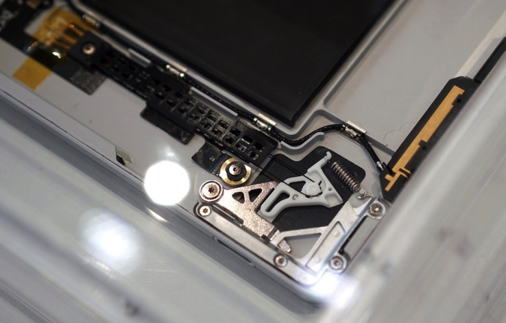 Das weiße Teil in der Mitte ist aus Keramik. Das Scharnier im Surface Book 2.