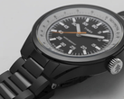 Die Huckberry x Timex 1979 Black Max, abgebildet mit einem schwarzen Edelstahlarmband vor weißem Hintergrund. (Bildquelle: Timex)