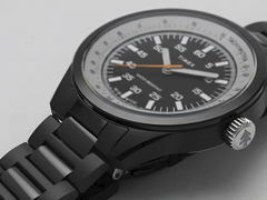 Die Huckberry x Timex 1979 Black Max, abgebildet mit einem schwarzen Edelstahlarmband vor weißem Hintergrund. (Bildquelle: Timex)