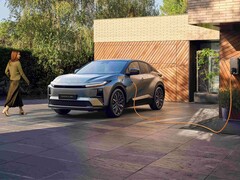 Stromkosten drücken: Kunden können ab 2026 beim Laden über Toyota sparen, versprechen die Japaner. Hier zu sehen am vollelektrischen Coupe-SUV Toyota EC-HR+ (Bild: Toyota).