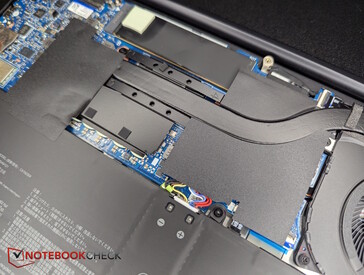 AMD-Variante: Viel schwarze Plastikabdeckungen, SSD sitzt oben am Displayrand