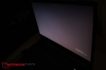 Bildschirmleuchten bei schwarzem Hintergrund und schrägem Blickwinkel