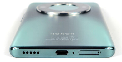 untere Gehäuseseite (Lautsprecher, USB-Port, Mikrofon, Kartenschacht)