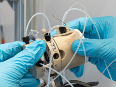 Viele Schläuche und noch mehr Kabel für automatische Experimente. (Bildquelle: Empa)