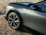 Der neue DS N°7 tritt in die Fußstapfen des Bestsellers DS 7 und ist als vollelektrischer E-Tense mit bis zu 740 Kilometern Reichweite oder als Hybrid-Variante ab 47.700 Euro bestellbar.