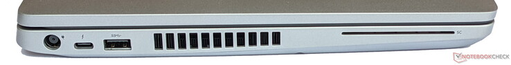 Linke Seite: Netzanschluss, 1x USB 3.2 Gen1 Typ-C, 1x USB 3.2 Gen1 Typ-A, Lüfterauslass, Smartcard-Reader