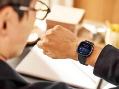 Die Fitbit Sense 2 bietet ein EKG und einen cEDA-Sensor, im Gegensatz zur günstigeren Versa 4. (Bild: Fitbit)