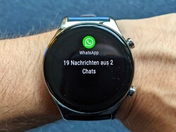 Die Watch GS 3 informiert über eingehende Nachrichten, knausert aber mit Details
