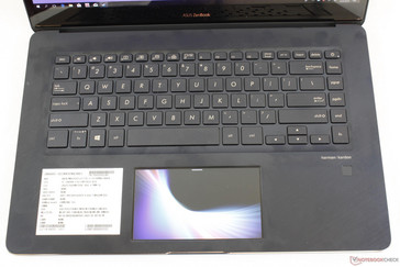 Der Fingerabdruckleser wurde von einem Eck des Touchpads an die Seite der Tastatur verschoben