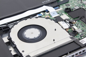 Die Kühllösung besteht aus einem einzelnen Lüfter mit einem Durchmesser von ~45 mm und nur einer Heatpipe.