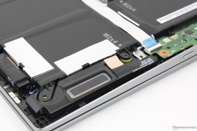 Nach unten gerichtete Stereolautsprecher in den vorderen Ecken