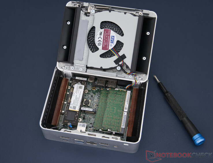 Asus NUC 15 Pro+ mit geöffneter Unterseite