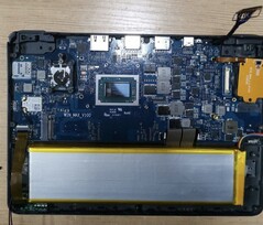 Auf dem Bild ist der AMD Chip klar erkennbar. (Bild: Liliputing)