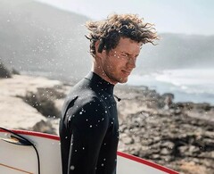 JBL Endurance Peak 3: Die Kopfhörer sollen sich auch beim Surfen nutzen lassen (Bild: JBL)