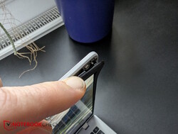 Displayrand löst sich beim Verwinden