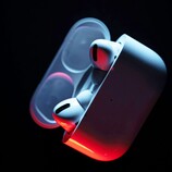 Die AirPods Pro 3 sollen eine kompaktere Ladehülle ohne "Koppeln"-Button erhalten. (Bildquelle: Patrick Zahn)