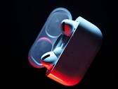 Die AirPods Pro 3 sollen eine kompaktere Ladehülle ohne "Koppeln"-Button erhalten. (Bildquelle: Patrick Zahn)