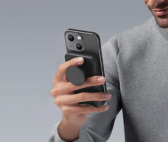 Die Anker 622 Magnetische Powerbank mit PopSocket kombiniert Energiespender und Handygriff. (Bild: Amazon)