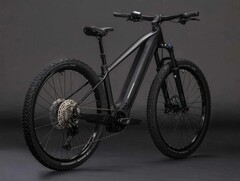 Das komplett in Schwarz gehaltene Cube Reaction Hybrid Pro 800 (2026) ist aktuell im Angebot