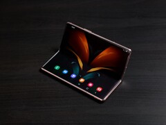 Kunden kaufen das Samsung Galaxy Z Fold2 vor allem wegen des faltbaren Displays im Tablet-Format. (Bild: Samsung)