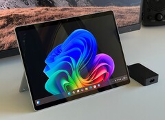 Das Microsoft Surface Pro OLED mit dem Snapdragon X Elite ist jetzt 31% günstiger als zum Release im Mai (Bildquelle: Andreas Osthoff)