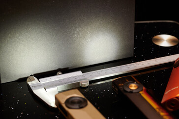 Das Flutlicht der Arkpro Ultra im Vergleich zum generellen Licht der Arkfeld Pro. (Bildquelle: Andreas Sebayang/Notebookcheck.com)