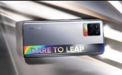 Das Realme 8 setzt auf ein schickes Design mit einer Rückseite, die aus zwei Teilen besteht. (Bild: Realme)