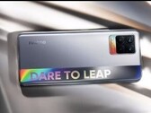 Das Realme 8 setzt auf ein schickes Design mit einer Rückseite, die aus zwei Teilen besteht. (Bild: Realme)