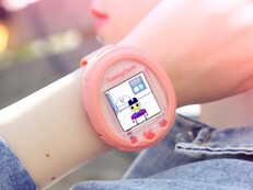 Den neuesten Tamagotchi trägt man am Handgelenk, mit ein paar smarten Features kann damit eine Uhr ersetzt werden. (Bild: Bandai Namco)