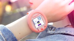 Den neuesten Tamagotchi trägt man am Handgelenk, mit ein paar smarten Features kann damit eine Uhr ersetzt werden. (Bild: Bandai Namco)