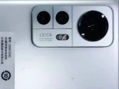 Sieht aus wie ein Xiaomi 12, ist aber - laut Modellnummer am Sticker - das für Herbst erwartete Xiaomi 12S, offenbar mit Leica-Kamera.