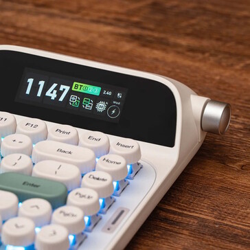 Verbaut ist ein Farbdisplay an der rechten Seiten