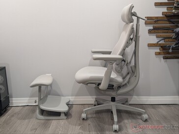 Omni Bürostuhl und StepSync Fußstütze