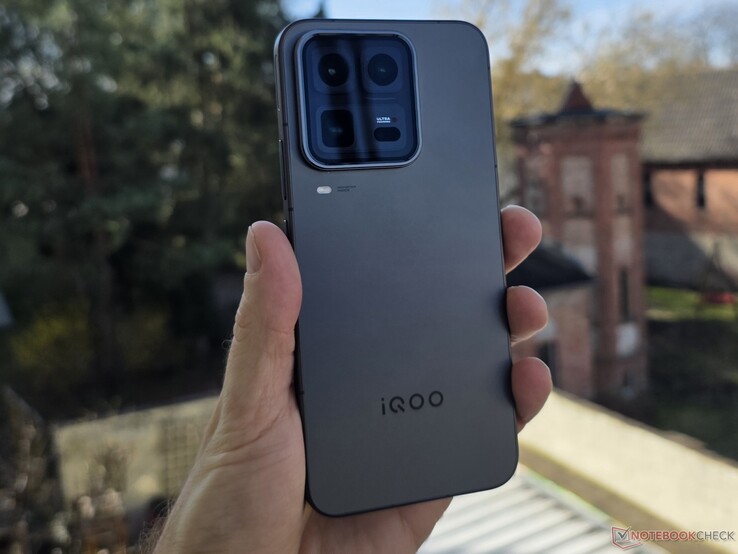 Test Vivo iQOO 15 Ultra Smartphone