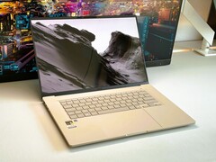 Snapdragon X2, 48 GB RAM, 1-TB-SSD, 2.8k-OLED: Asus ZenBook A16. (Bild: Andreas Osthoff)