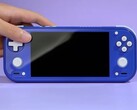 Der Anbernic RG 55G1 in der Farbversion "Indigo"